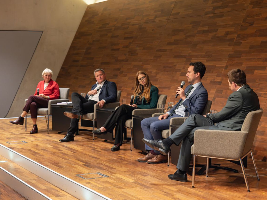 KI kontrovers! WU Vienna Panel Discussion on ?Why do we still need education in the age of AI??